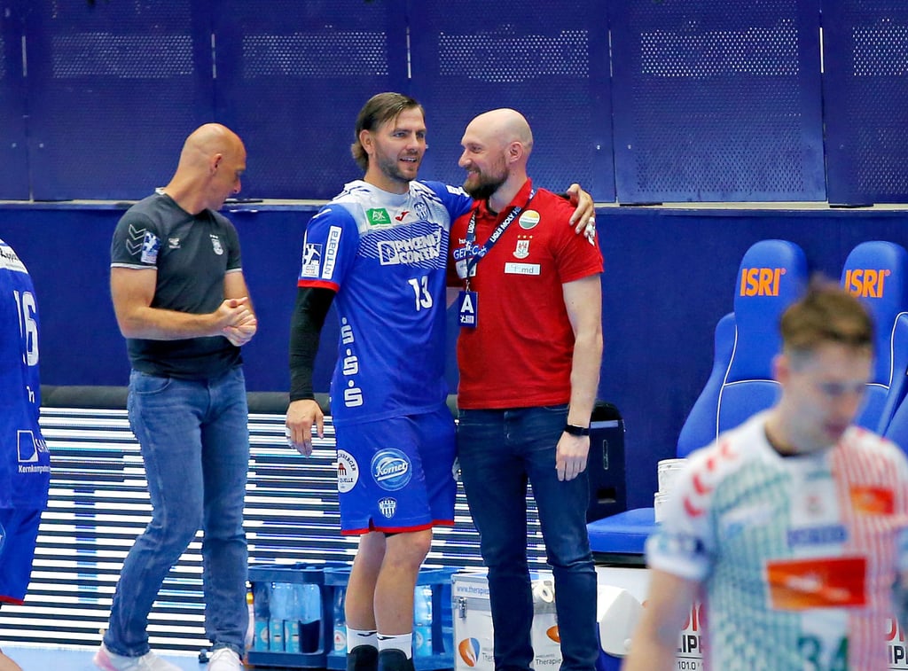 Christoph Theuerkauf (2. von links) bei seinem letzten Bundesliga-Spiel im Juni 2021 gemeinsam mit SCM-Co-Trainer Yves Grafenhorst: Zusammen spielten sie sieben Jahre für die Grün-Roten.