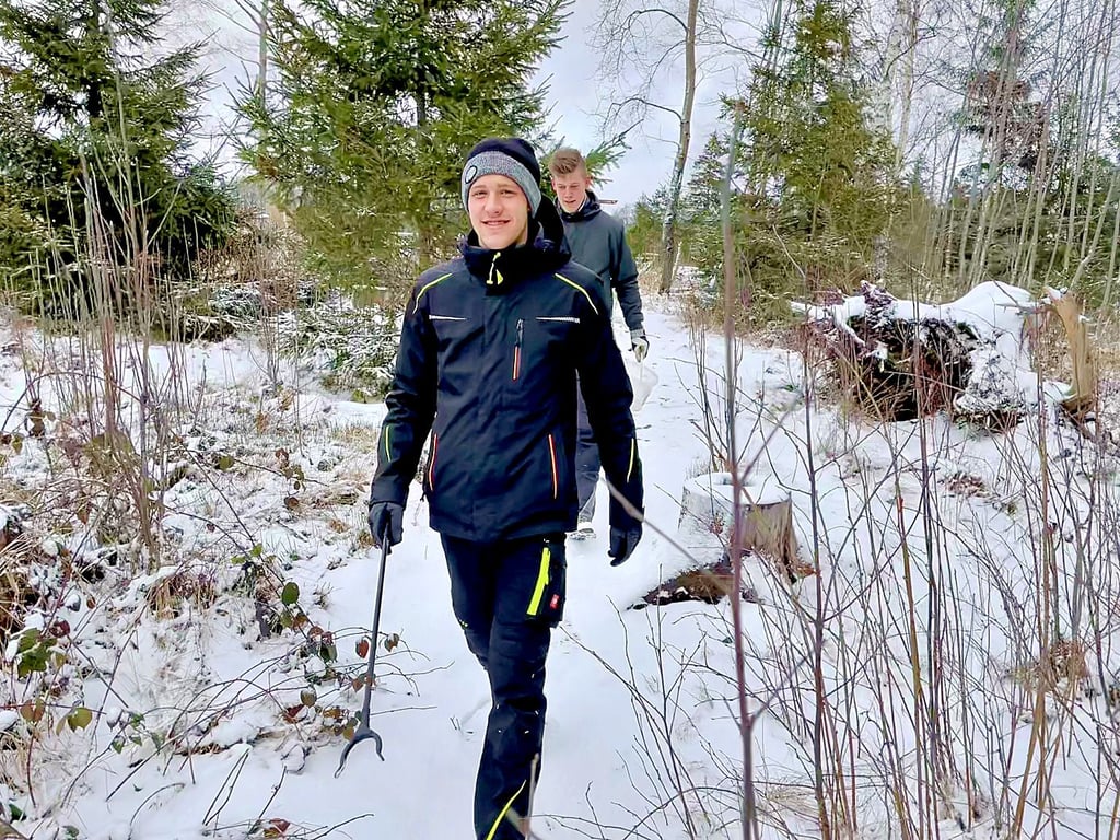 Mehrmals in der Woche machen sich Hannes Witte und Paul Barisch (vorn) auf die Suche nach Müll.