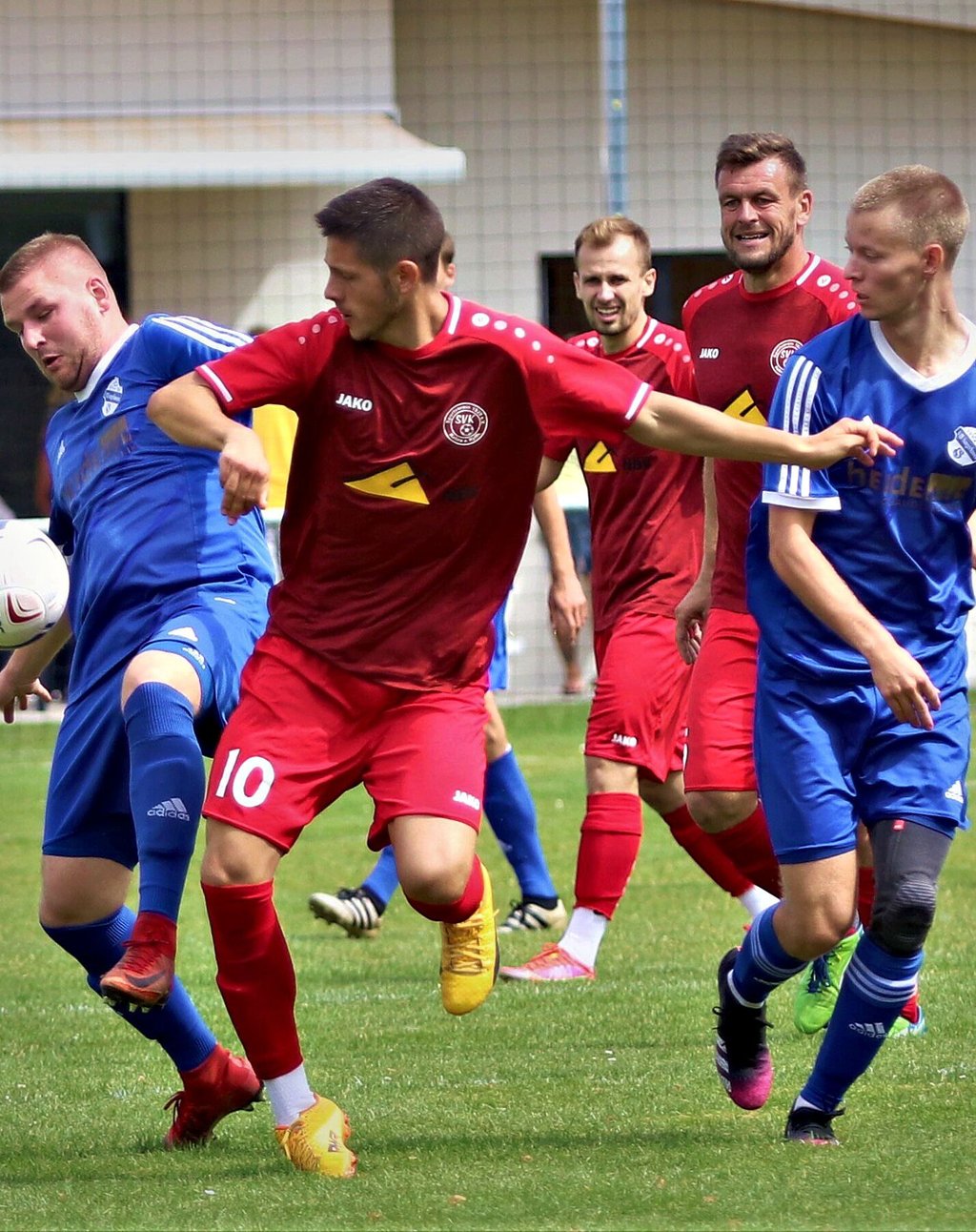 Der Blick der Sangerhäuser Verbandsliga-Kicker (blau) geht in Richtung Meisterrunde. Für die Kelbraer (rot) dagegen geht es erst einmal darum, die Sieglos-Serie zu stoppen und Selbstvertrauen zu tanken.