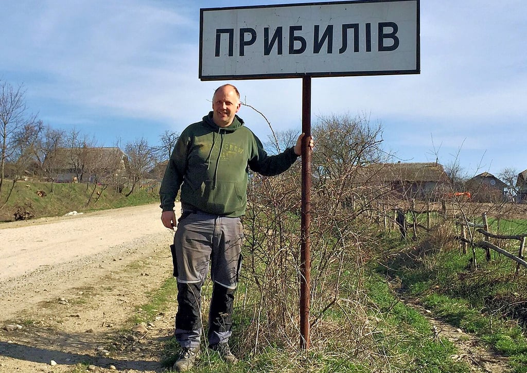 Michael Dihlmann vor dem Ortsschild des Dorfes Prybyliv im Verwaltungsgbiet Iwano-Frankiwsk in der Urkaine. Der Landwirt aus Busch bei Iden im Landkreis Stendal bewirtschaftet dort eine Fläche von 500 Hektar.