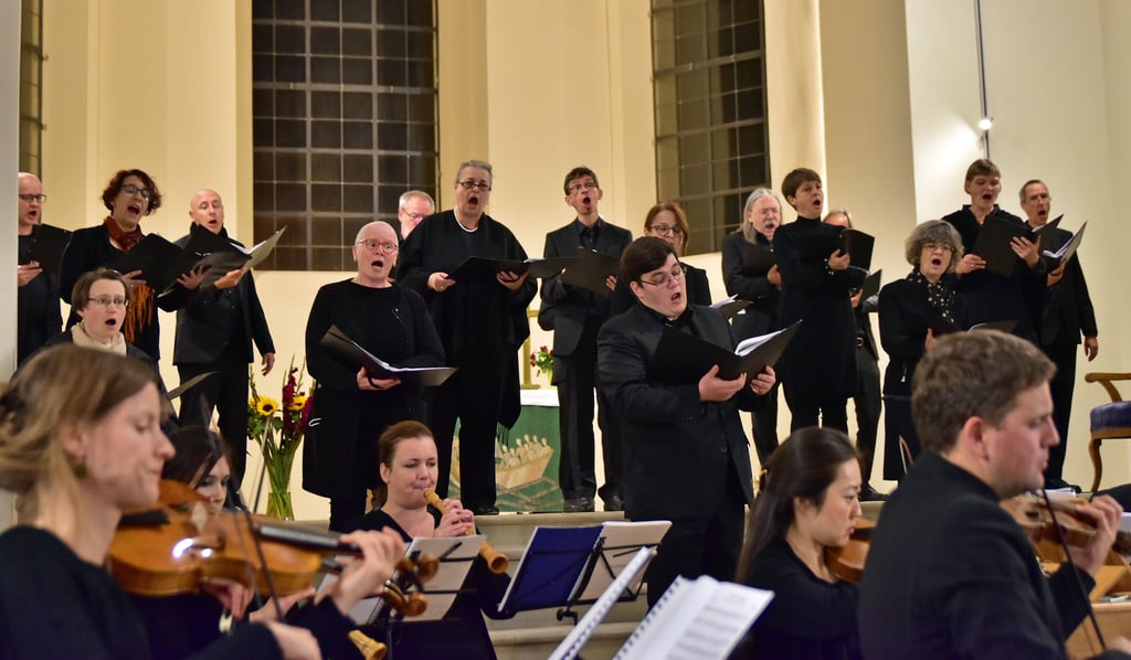Ein Chor singt in der Nicolaikirche in Magdeburg-Neustadt.