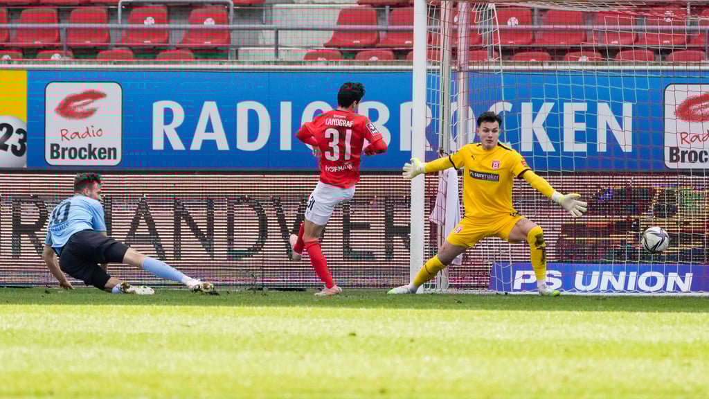 Pascal Sohm (l.) trifft zum Ausgleich für Waldhof Mannheim in Halle.