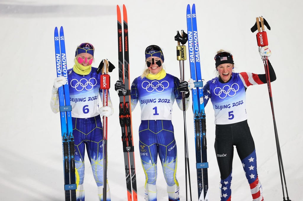 Siegerinnen im Sprint: Die Zweite Maja Dahlqvist (l-r) und Siegerin Jonna Sundling aus Schweden, und Jessie Diggins aus den USA.