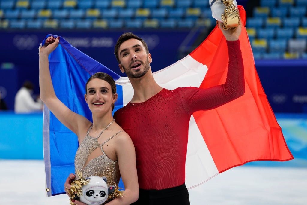 Gabriella Papadakis und Guillaume Cizeron aus Frankreich feiern nach dem Gewinn der Goldmedaille.