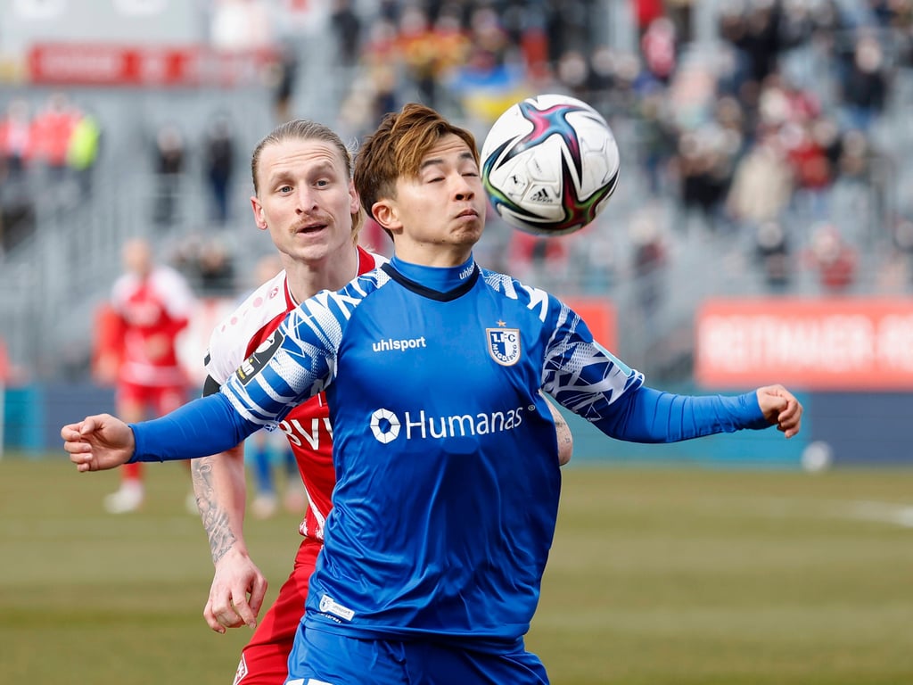 Mit breiter Brust ging der 1. FC Magdeburg ins Drittliga-Spiel bei den Würzburger Kickers. Der Tabellen-Erste um Tatsuya Ito holte auswärts den nächsten Sieg.