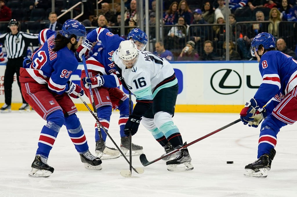 Jared McCann (M) von den Seattle Kraken bei einem NHL-Spiel gegen die New York Rangers.