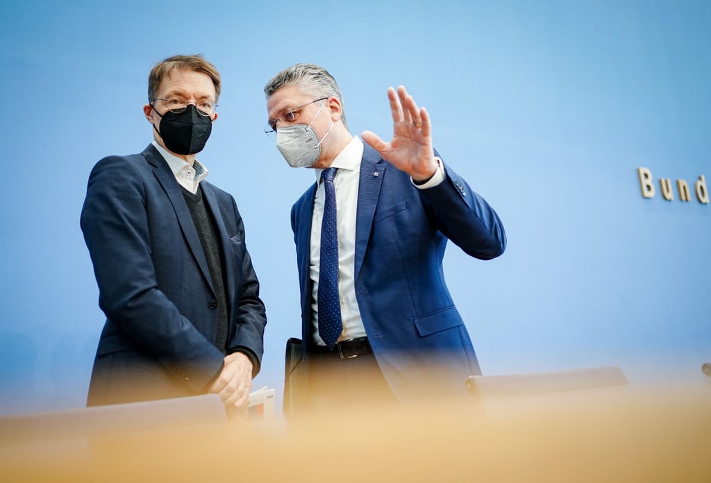 Karl Lauterbach (l) und Lothar Wieler nach der Pressekonferenz zur aktuellen Corona-Lage.