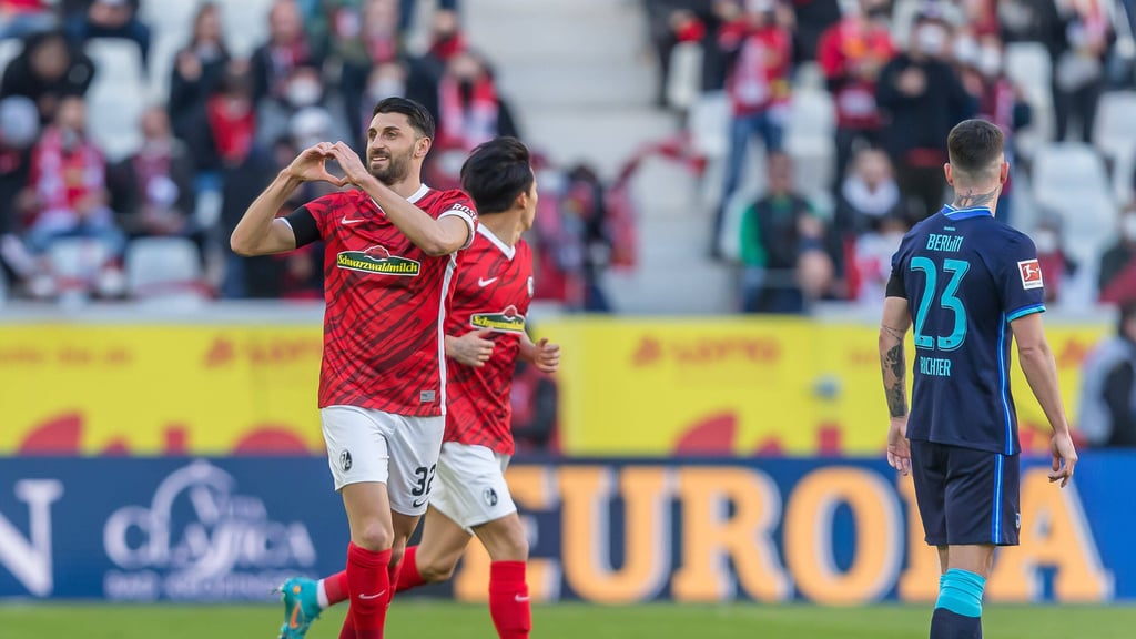 Freiburgs Torschütze Vincenzo Grifo zeigt Herz.