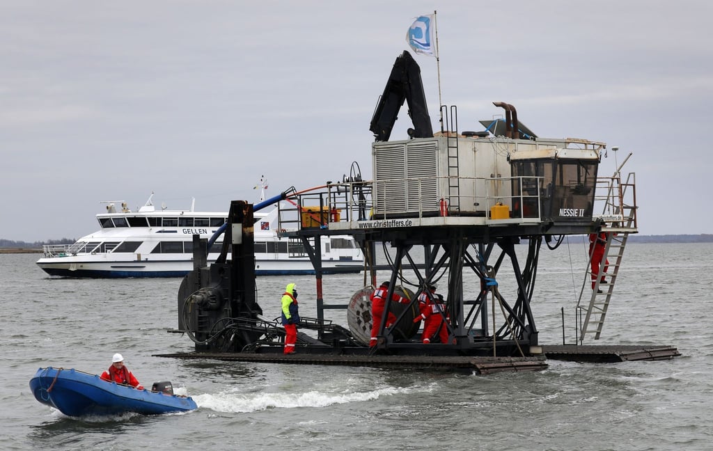 Das Seekabel wurde vom Schiff, das die neue Breitbandleitung nach Hiddensee verlegt, durchtrennt.