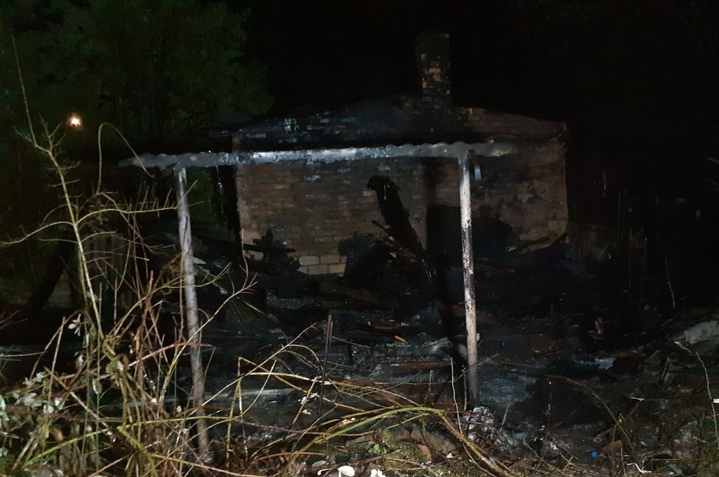 Mitten in der Nacht musste die Feuerwehr eine Laube löschen, die im Vollbrand stand.