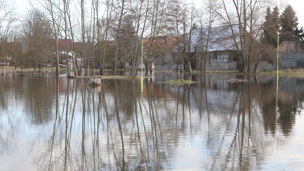 Nach starken Regenfällen in der vergangenen Woche waren Straßen und Wiesen in Deesdorf im Landkreis Harz überflutet.