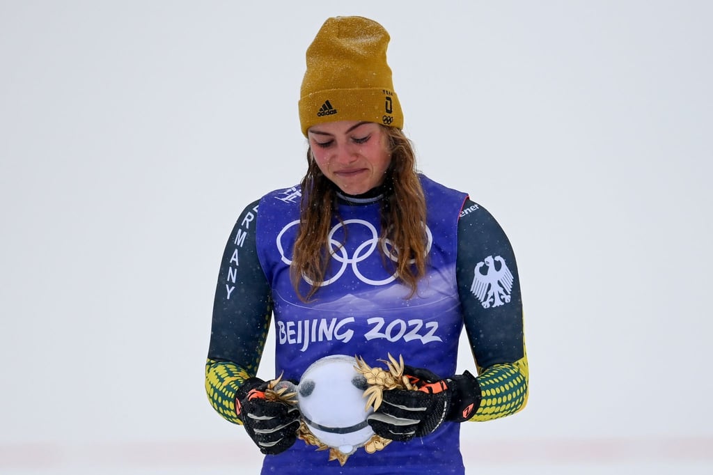 Skicrosserin Daniela Maier kämpft während der Flower Ceremony nach ihrem Bronze-Erfolg mit den Tränen.