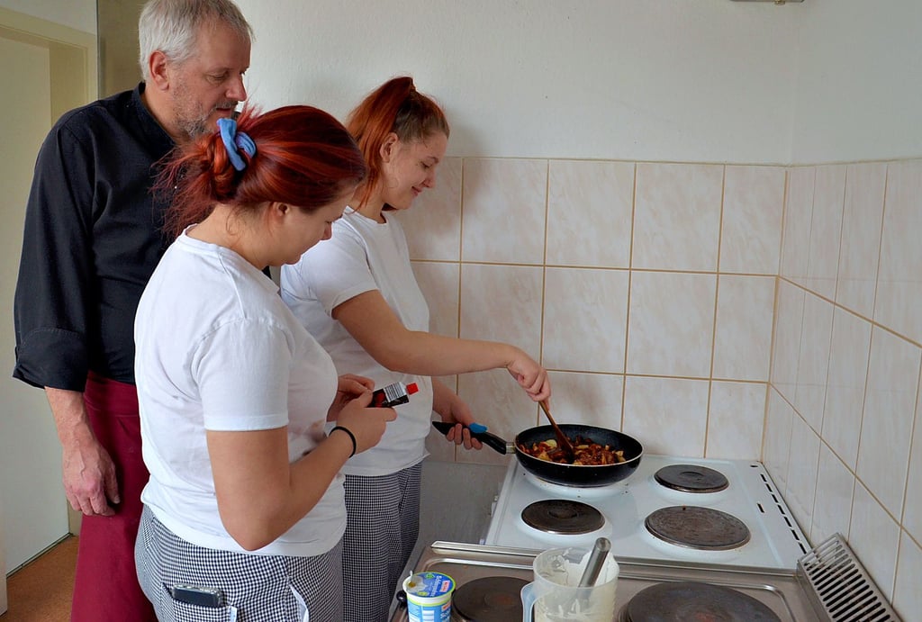 Angelina und Michelle versuchen sich im Kochstudio unter Anleitung von Ausbilder Sven Michaelis an einer handgefertigten braunen Sauce zu einem Hackbraten. Neben den zwei Standorten in Staßfurt gibt es noch Stabil-Werkstätten in Aschersleben, Bernburg und Schönebeck.