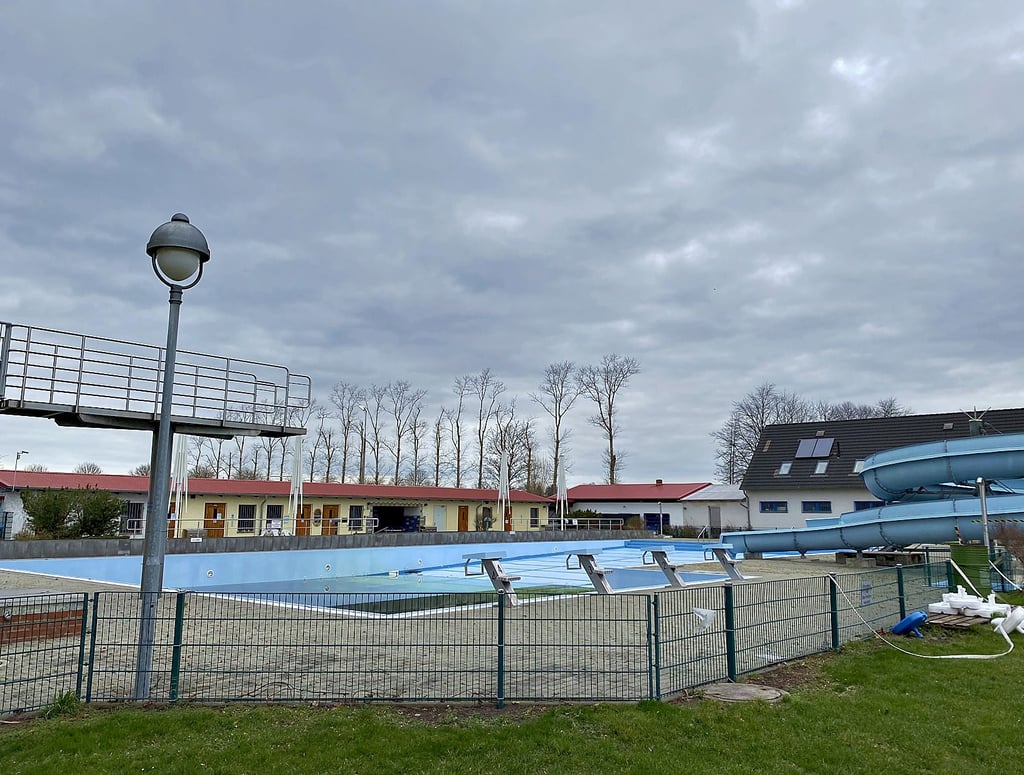 Noch ist das Dedelebener Freibad im Winterschlaf und liegt verlassen da – doch schon bald sollen die Vorbereitungen auf die neue Saison starten.