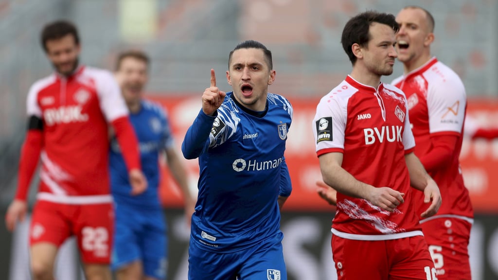 Baris Atik brachte seine 1. FC Magdeburg mit zwei Toren gegen die Würzburger Kickers in Führung.