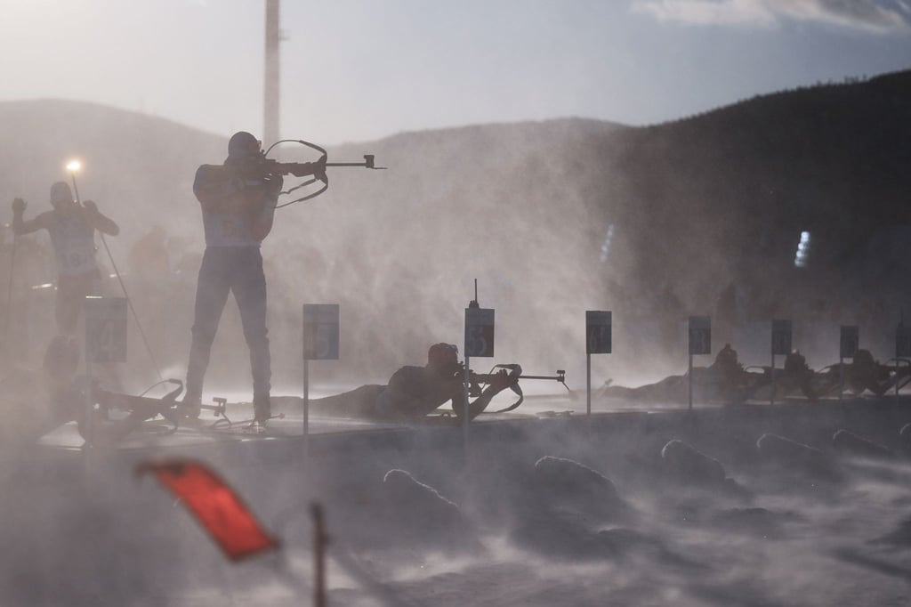Schnee wird über die Schießbahn der Biathlon-Anlage geweht.