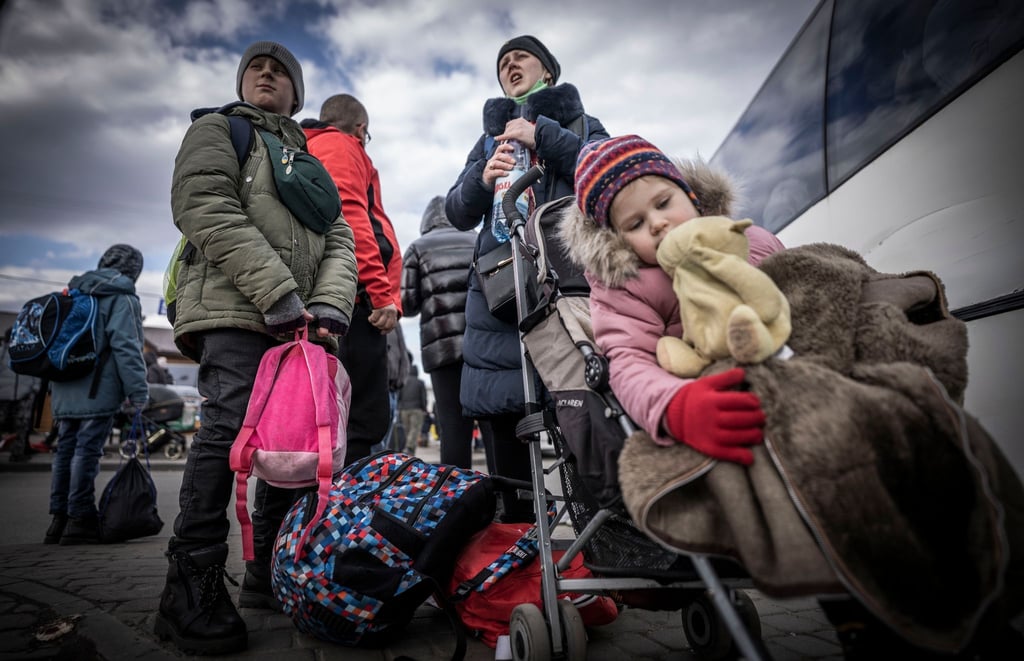 Die Geflüchtete Halina Drohantschuk mit ihren Kindern Sofia (r), Viktor (11, l) und Bogdan (12) in Polen.