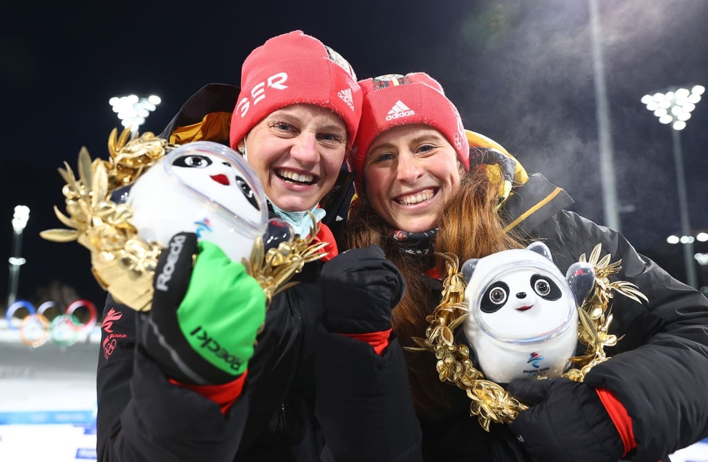 Die DSV-Langläuferinnen Victoria Carl (l) und Katharina Hennig feiern nach dem gewonnen Team-Sprint.