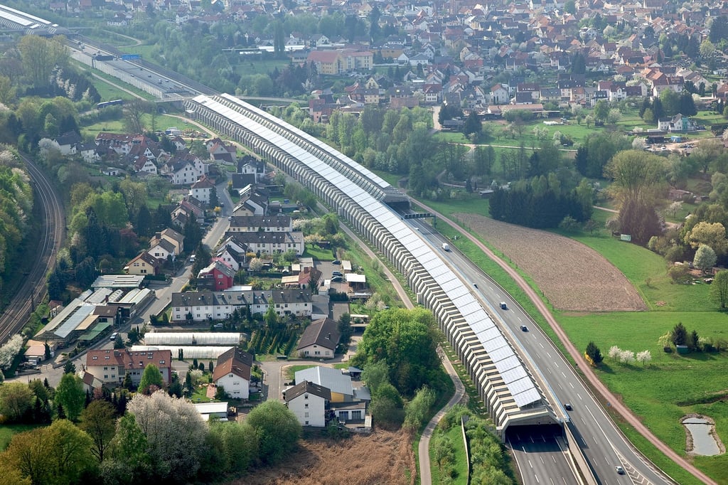 Luftaufnahme der Photovoltaikanlage über der Autobahn A3 Frankfurt-Würzburg bei Hösbach. Die Anlage soll den Jahresstrombedarf von rund 600 Haushalten decken – ein Modell auch für den Magdeburger Ring? Die CDU regt die Prüfung an.