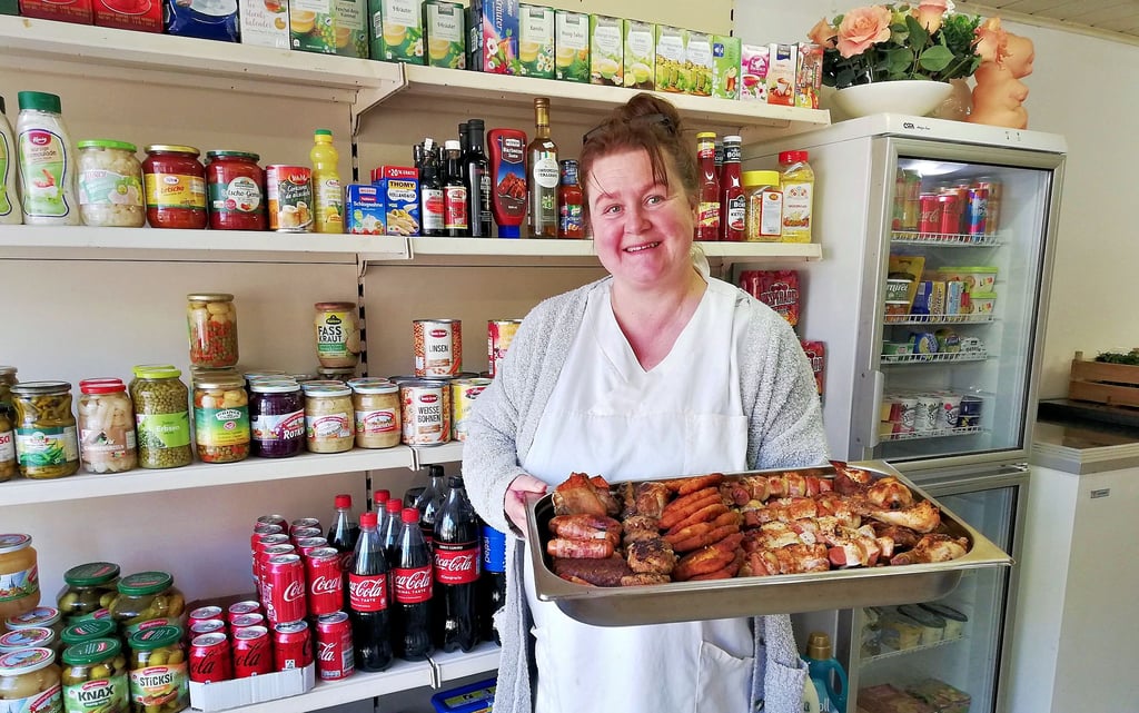 Catering wie diese Grillplatte gehört zum Angebot von Ina Harnisch. Seit 27 Jahren betreibt sie einen kleinen Laden in Staschwitz.
