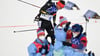 Während die Biathleten aus Norwegen jubeln kommt Philipp Nawrath (hinten) ins Ziel.