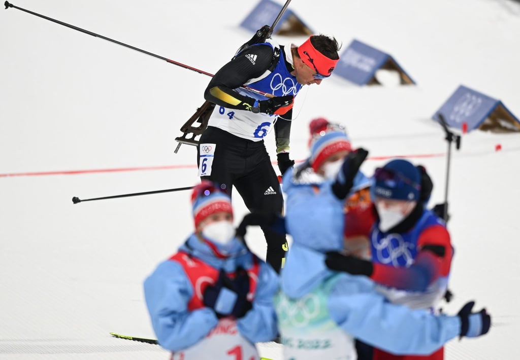 Während die Biathleten aus Norwegen jubeln kommt Philipp Nawrath (hinten) ins Ziel.