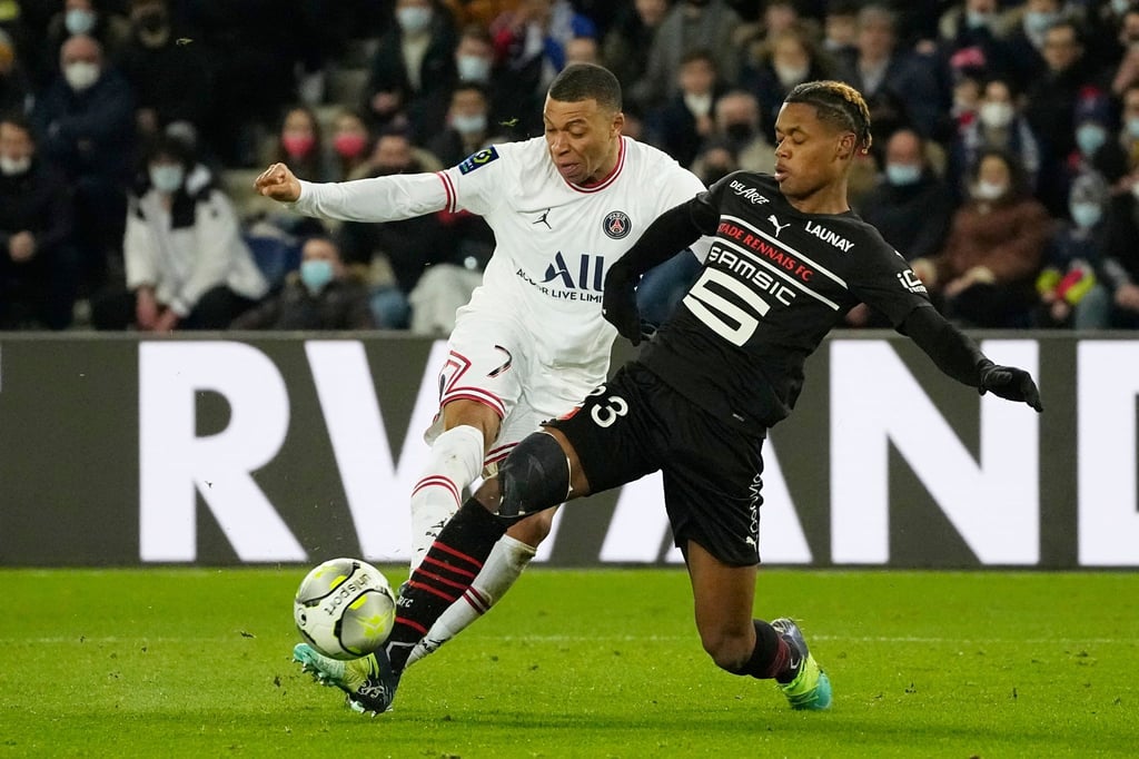Rennes Warmed Omari (r) blockt einen Schuss von Paris Kylian Mbappe.