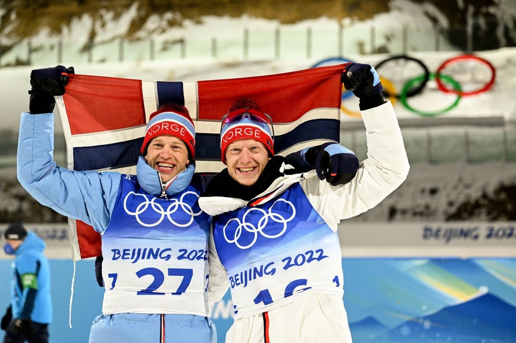 Nach ihrem geschichtsträchtigen Biathlon-Rennen feierten Johannes Thingnes (r) und Tarjei Bö.
