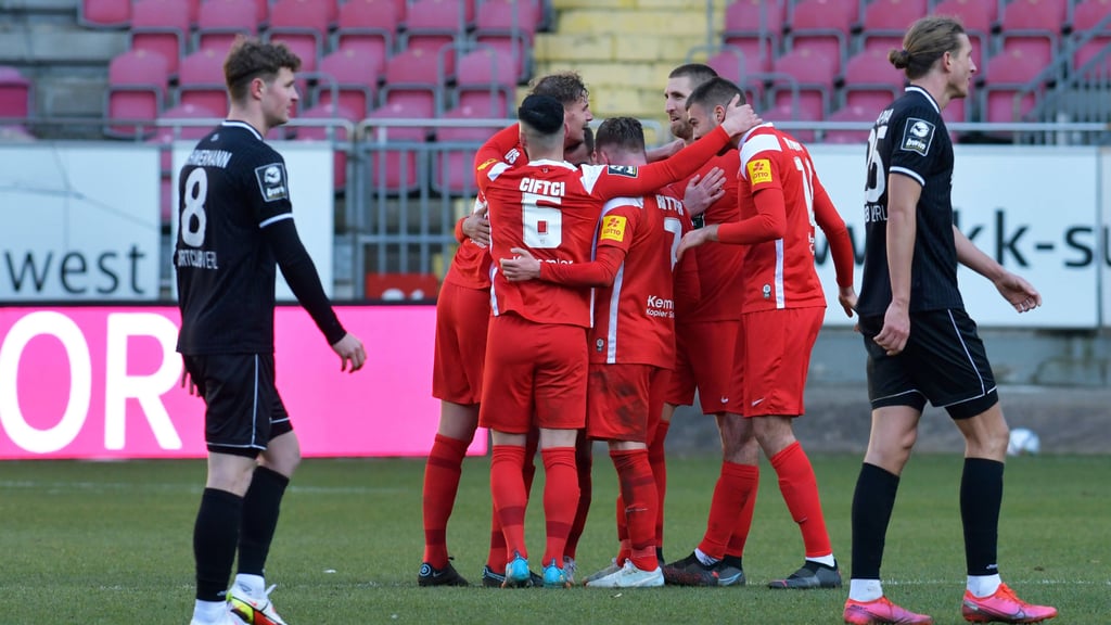 Der Sieg des 1. FC Kaiserslautern gegen den SC Verl war wichtige Schützenhilfe für den Halleschen FC.