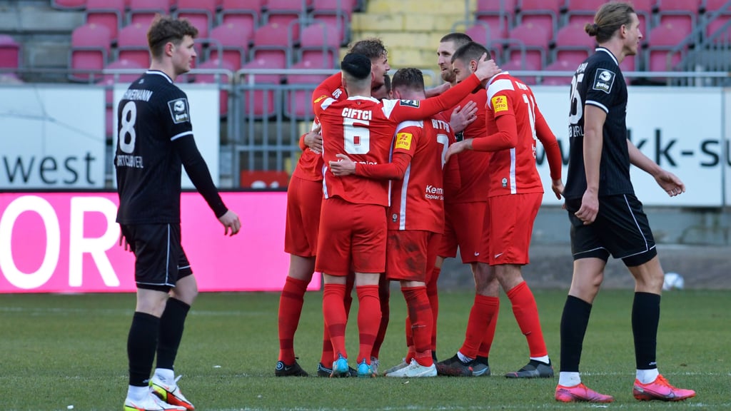 Der Sieg des 1. FC Kaiserslautern gegen den SC Verl war wichtige Schützenhilfe für den Halleschen FC.