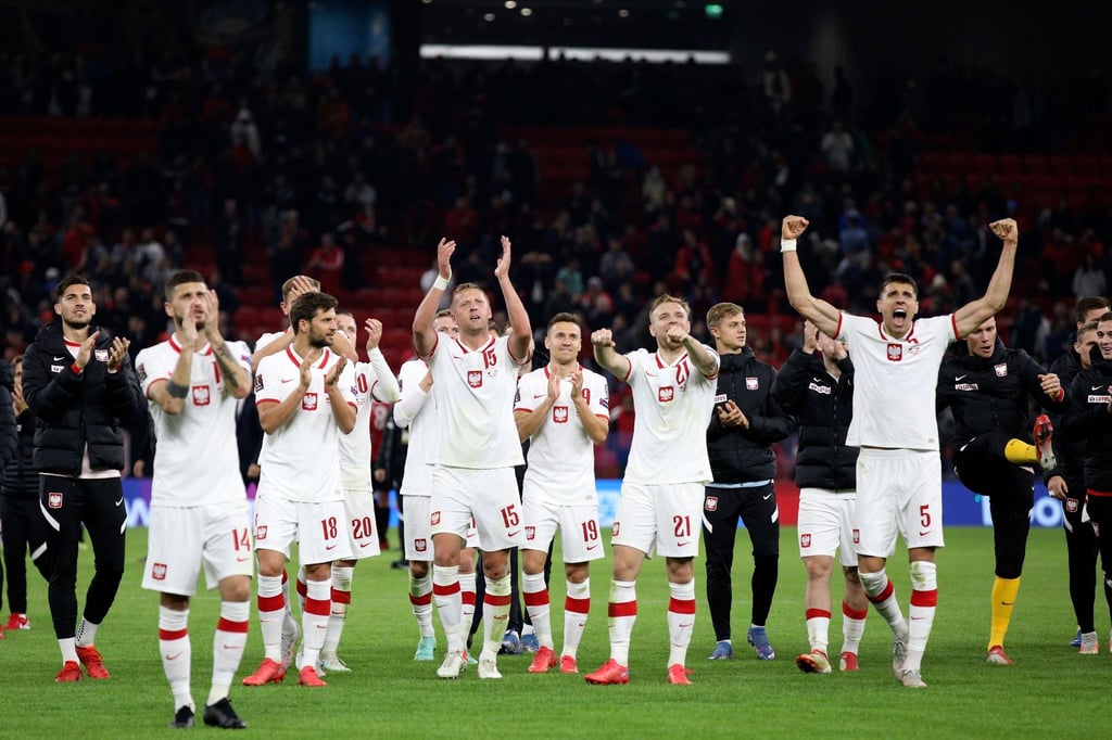 Als Gruppenzweiter in den Playoffs zur WM dabei: Polens Spieler winken den Fans zu.