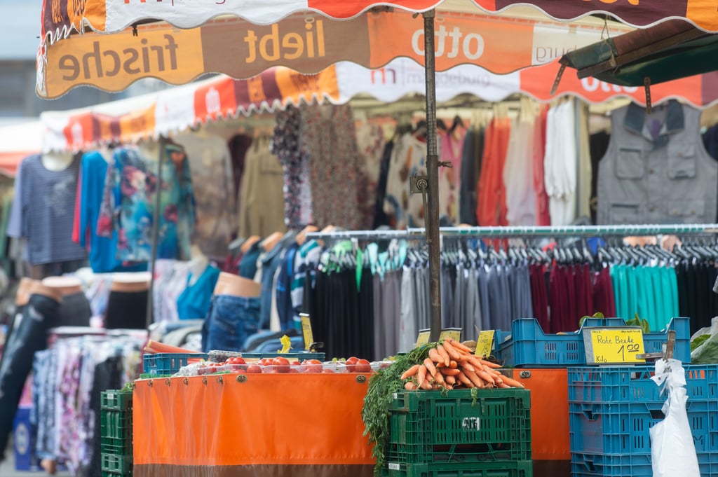 Vorne etwas Frische, hinten viel Klamotte – die Aufnahme bringt einen Teil der Kritik am Markt und seines Sortimentes auf den Punkt. Inzwischen wurden für die wärmere Saison eine Reihe mehr Grünanbieter gewonnen. Der Markt soll schrittweise attraktiver werden.