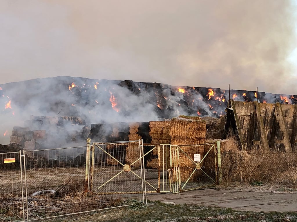 Tausende Strohballen brennen bei Bad Lauchstädt.