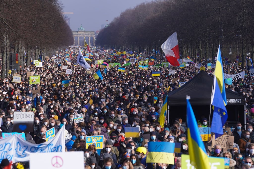Zehntausende Menschen demonstrieren in Berlin gegen den russischen Angriff auf die Ukraine.