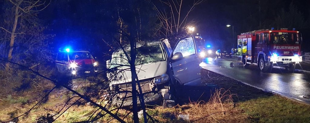 In Derben, Höhe Ortsausgang Ferchland, ereignete sich am Freitagabend ein schwerer Verkehrsunfall, bei dem eine Person massiv eingeklemmt wurde.