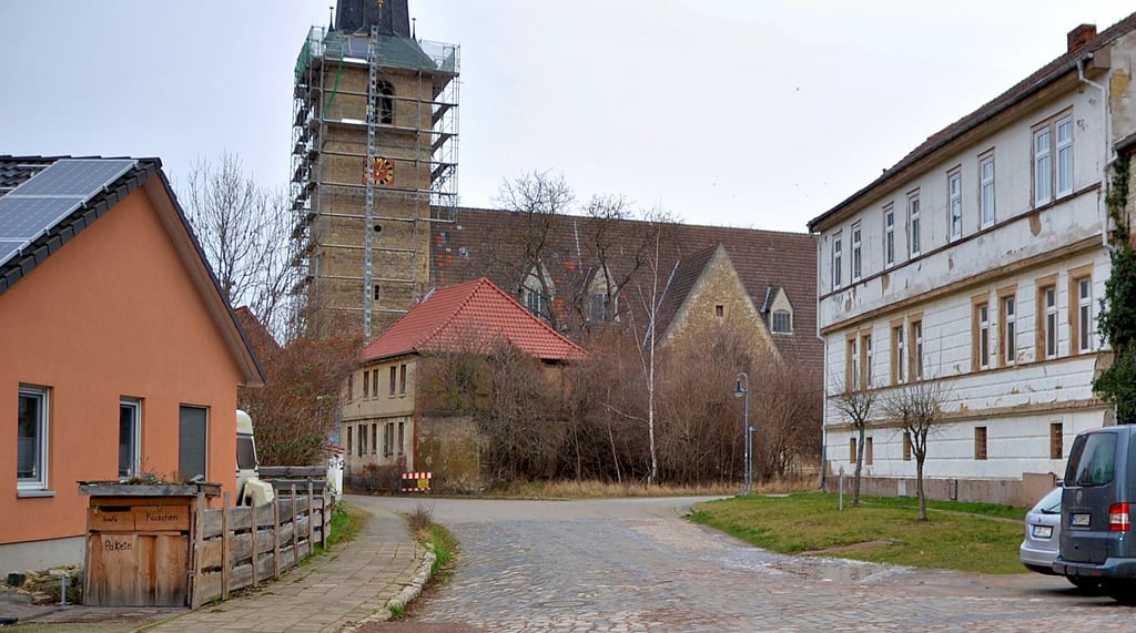 Das weiße Gebäude am rechten Bildrand wurde einst als Pflegeheim genutzt. Der Eingang befindet sich auf dem Edelhof. Im Haus soll mit einem Arbeitseinsatz Klarschiff gemacht werden.