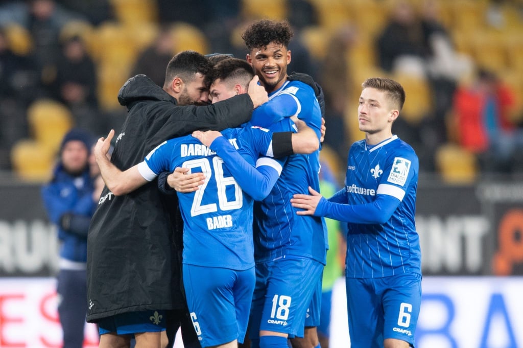 Die Spieler von Darmstadt jubeln nach dem Spiel über den Last-Minute-Sieg.