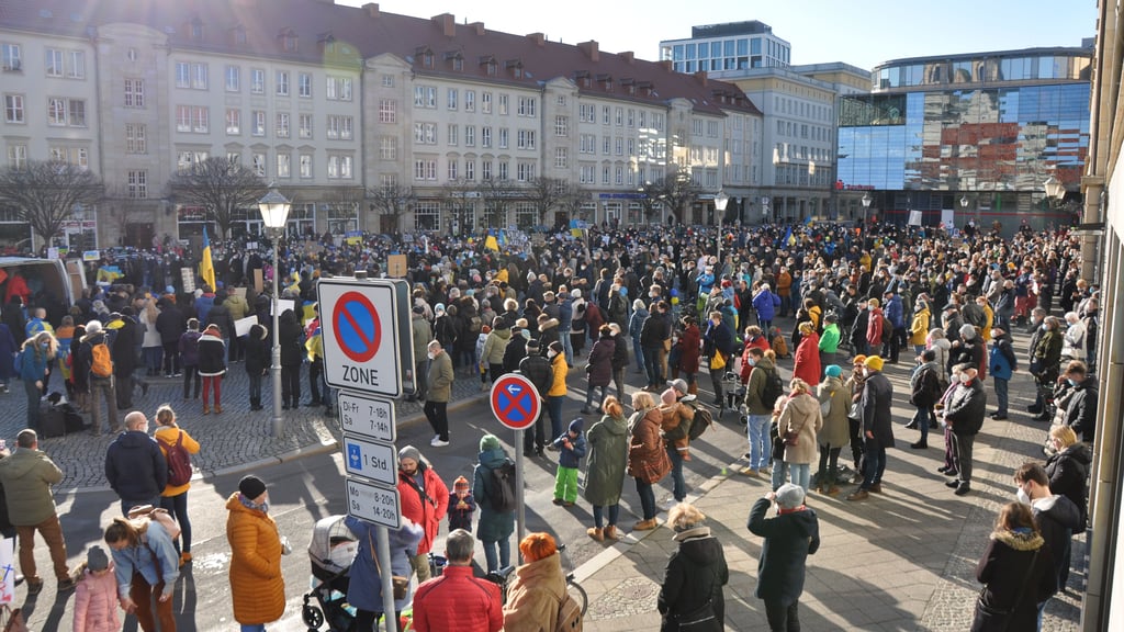 Gefüllter Marktplatz: Rund 1500 Teilnehmer versammelten sich am Sonntag, den 27. Februar 2022, zur Antikriegskundgebung vor dem Magdeburger Rathaus;  bereits am Sonnabend hatten rund 600 Magdeburger für ein Ende des Ukraine-Krieges demonstriert.