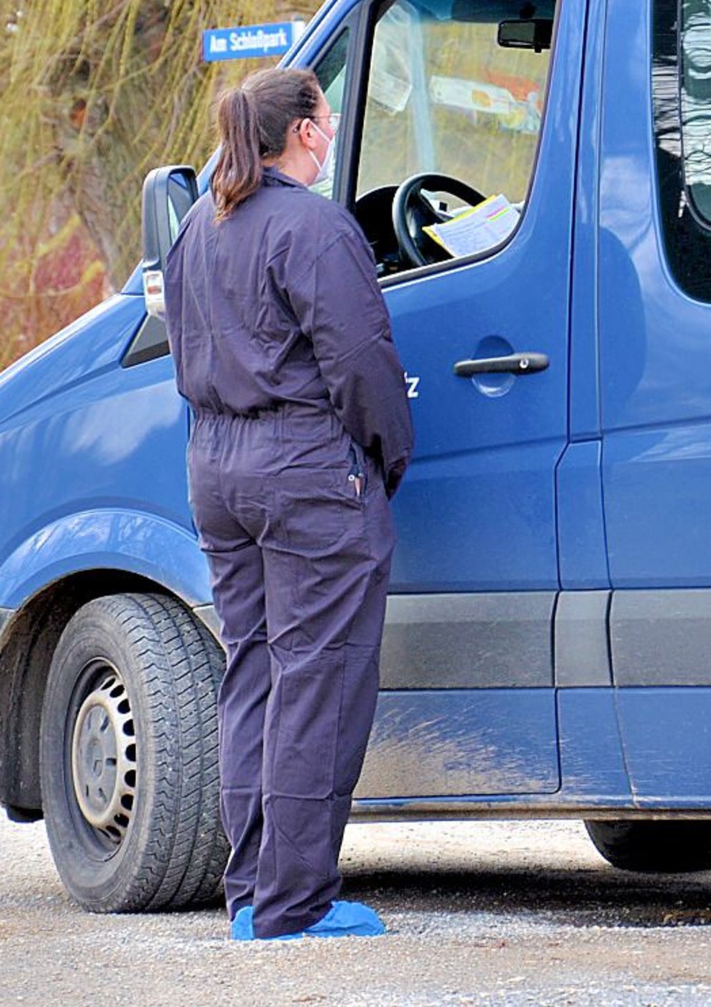 Eine Mitarbeiterin des Veterinäramts in Warmsdorf im Gespräch mit dem Fahrer eines Geflügelhofs, der eigentlich Hühnerhalter der Region aufsuchen wollte.