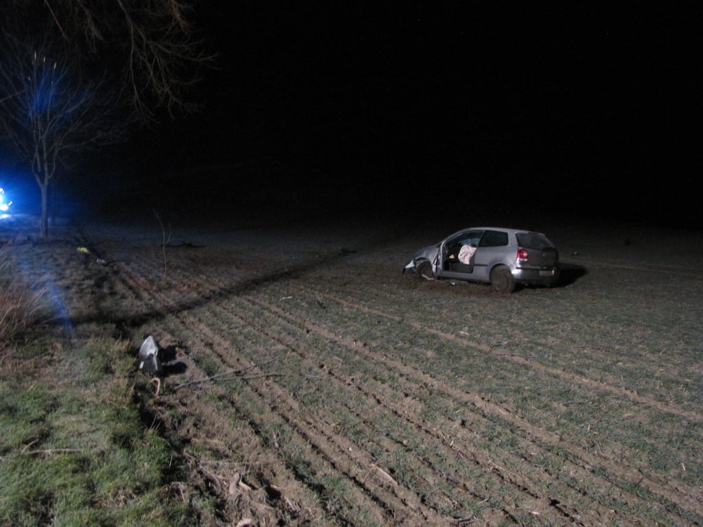 Aus ungeklärter Ursache kam dieser nach links von der Fahrbahn ab und prallte frontal gegen einen Baum.