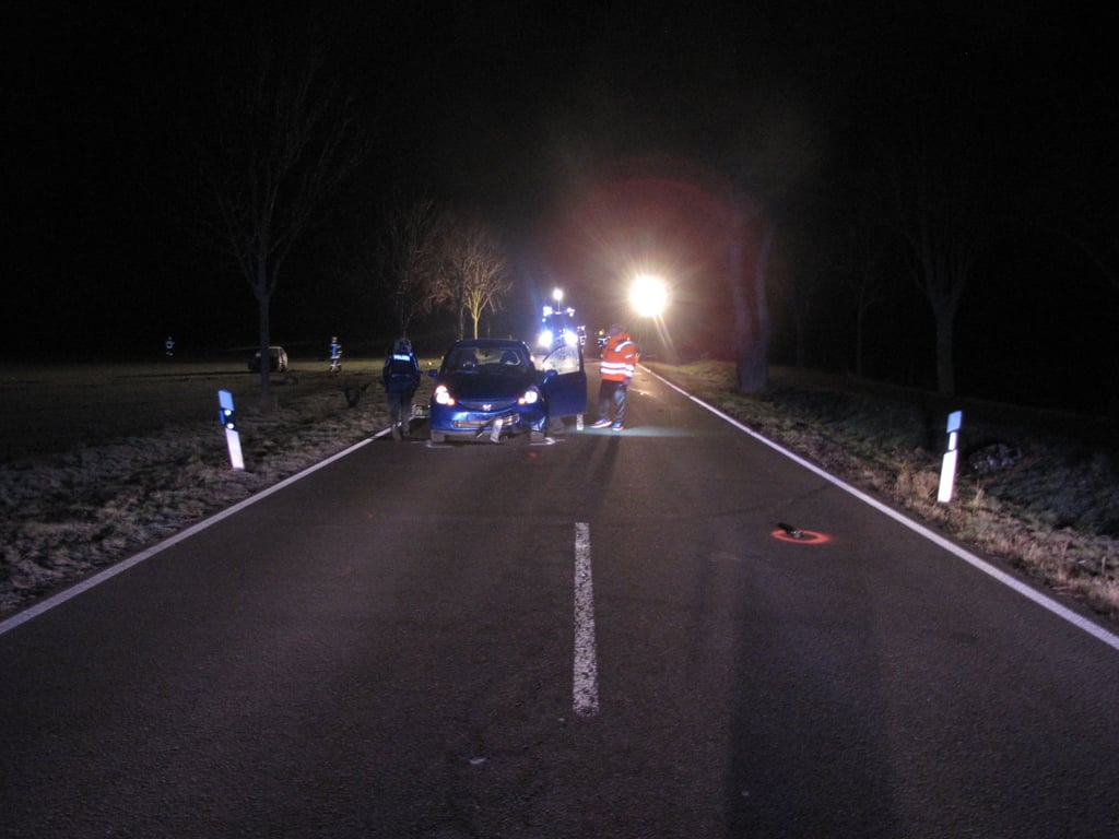 Der 72-jährige Magdeburger fand den schwer verletzten Fahrer des VW Polo in seinem Fahrzeug und verständigte die Polizei.