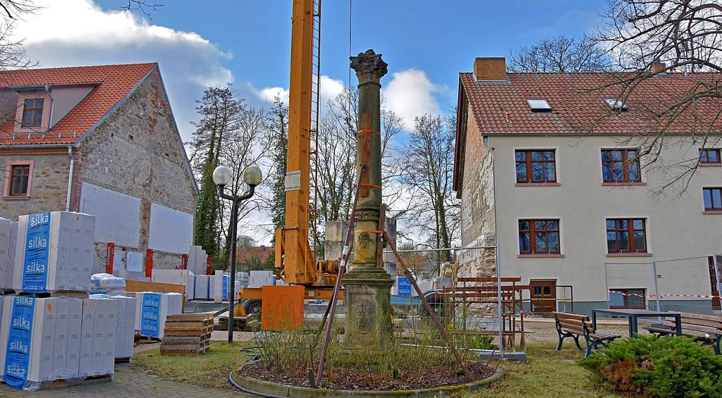 Zwischen den Häusern Lindenplatz 11 und 15 in Flechtingen entsteht derzeit ein Verbindungsgebäude im Rathauskomplex. Darin soll es unter anderem einen großen Versammlungsraum geben.