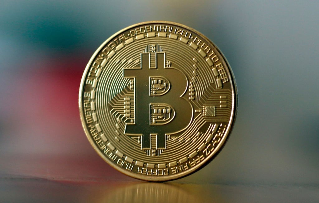 Eine Bitcoin Münze steht auf einem Tisch. Experten sagen, Russland könnte das Swift-System mit Krypto-Währungen teilweise umgehen und damit auch einen Teil der Sanktionen.