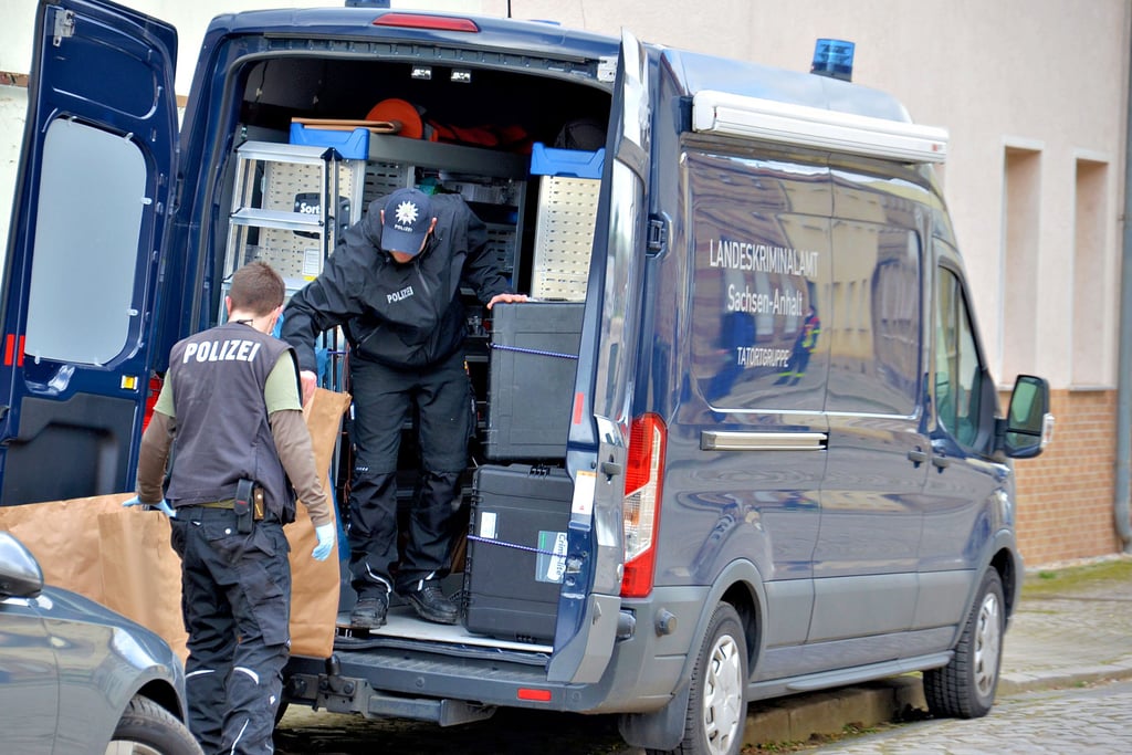 Nach dem Einsatz in der Nacht zuvor in der Güstener Liethestraße werden von der Tatortgruppe des Landeskriminalamts am Sonnabend Beweismittel gesichert. Diese Sicherstellung dauert auf Grund der Menge bis zum nächsten Tag.