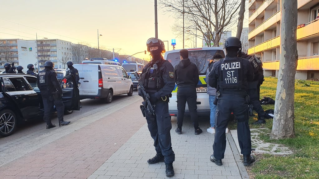 Ein arabischer Hochzeits-Korso mit bis zu 40 Fahrzeugen wurde am frühen Sonntagabend von der Polizei in Neustadt gestoppt. Mehrere Fahrzeuge wurden nach Waffen durchsucht.