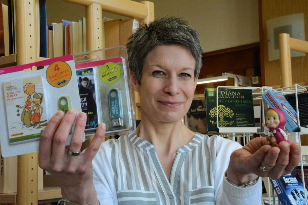 Birgit Rink freut sich, dass sie in der Bibliothek in Kalbe neue Medien präsentieren kann, darunter vieles in digitaler Form.