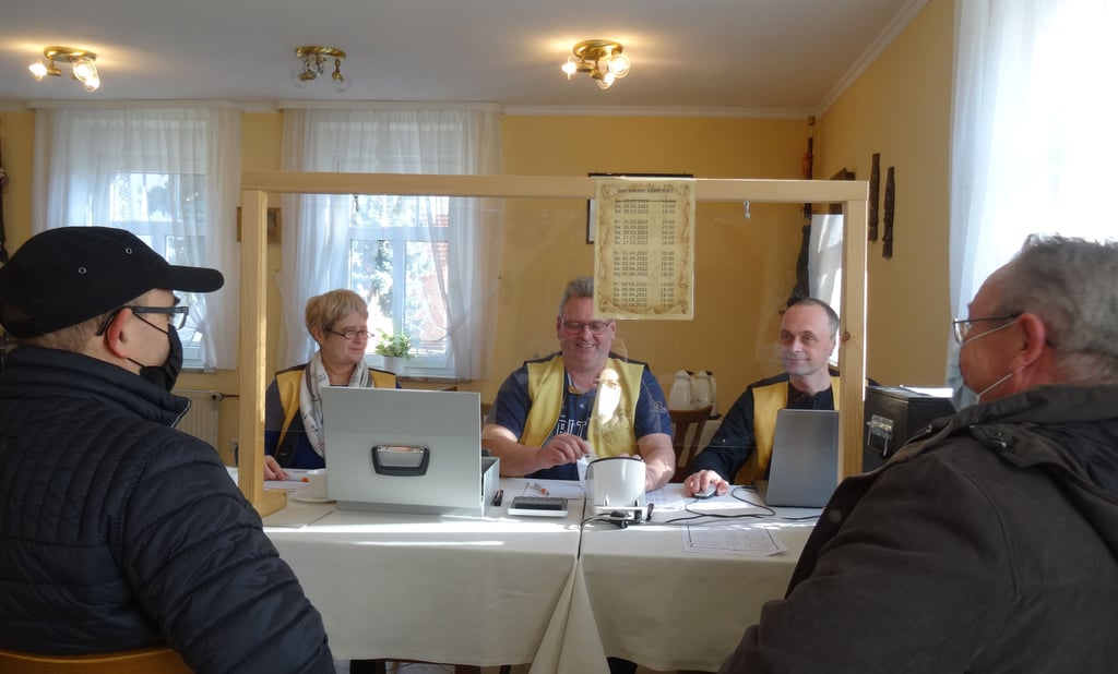 Sonnabend im „Dörpschen Krug“ Gladigau: Elke Fuhrmann (hinten von links), Mark Ringe und Mario Bannehr verkaufen Karten des Dorftheaters. Auch an Walter Kummer (vorn rechts).