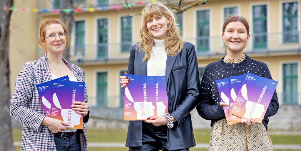 Hochschule Magdeburg-Stendal: Für die Studierenden nicht durch eine Internetseite zu ersetzen - das Printmagazin. Von links nach rechts: Dozentin Anna Berger mit den Journalismus-Studentinnen Romy Saupe und Tabea Lechner.