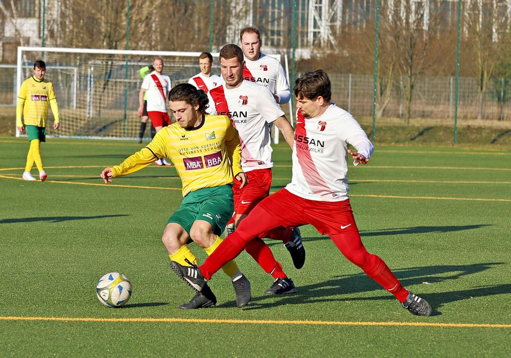 Jan Förster (rechts) stoppte Nicolas Neßler und Titelverteidiger SSV Besiegdas im Viertelfinale des Stadtpokals. Förster erzielte den zwischenzeitlichen 1:1-Ausgleich für Germania Olvenstedt.