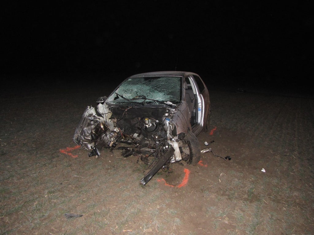 Der Fahrer verblieb schwer verletzt in seinem Fahrzeug bis er von einen weiteren Pkw-Fahrer aufgefunden wurde.
